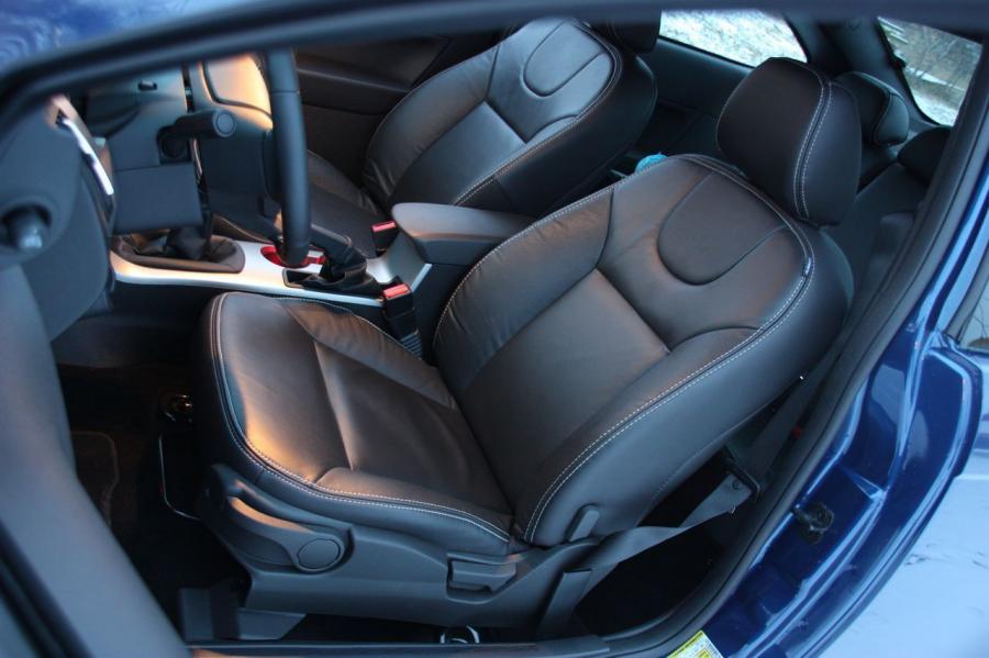  Ford Focus SES Coupe 2009 года  (фото 15 из 39)